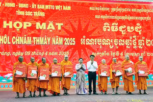 Tặng quà cho các sư sãi trong buổi họp mặt.