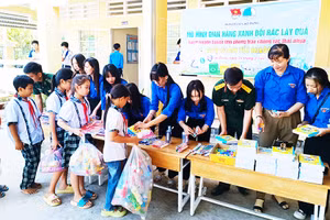 “Gian hàng xanh đổi rác lấy quà” hưởng ứng chống rác thải nhựa