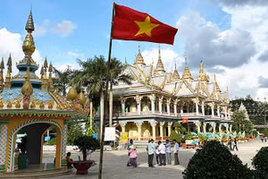 Chùa Sam Rong (Sóc Trăng) được trang hoàng thật lộng lẫy.