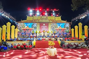 Hơn 200 nghệ nhân diễn tấu nhạc Ngũ âm trong chương trình.