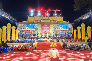 Hơn 200 nghệ nhân diễn tấu nhạc Ngũ âm trong chương trình.