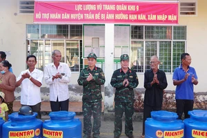 Hỗ trợ thùng chứa nước cho người dân ven biển Sóc Trăng.