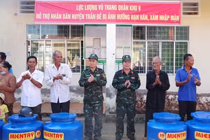 Hỗ trợ thùng chứa nước cho người dân ven biển Sóc Trăng.