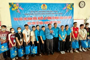 Tặng quà Tết cho công nhân tại Khu Công nghiệp An Nghiệp (Sóc Trăng).