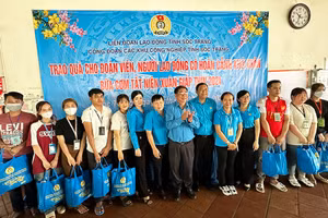 Tặng quà Tết cho công nhân tại Khu Công nghiệp An Nghiệp (Sóc Trăng).