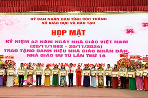 Lãnh đạo tỉnh Sóc Trăng trao danh hiệu Nhà giáo Ưu tú cho các giáo viên.
