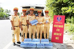 Chi Đoàn Phòng Cảnh sát giao thông tỉnh Sóc Trăng tham gia hỗ trợ người dân.