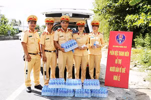 Chi Đoàn Phòng Cảnh sát giao thông tỉnh Sóc Trăng tham gia hỗ trợ người dân.