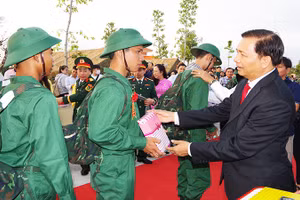 Chủ tịch Ủy ban nhân dân tỉnh Sóc Trăng Trần Văn Lâu tặng quà và động viên thanh niên lên đường nhập ngũ.