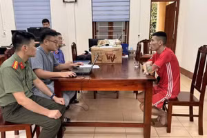 Công an tỉnh Bắc Kạn lấy lời khai một đối tượng lừa đảo trên mạng. (Ảnh: Thuỳ Dương)