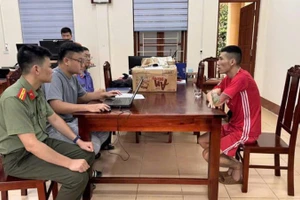 Công an tỉnh Bắc Kạn lấy lời khai một đối tượng lừa đảo trên mạng. (Ảnh: Thuỳ Dương)