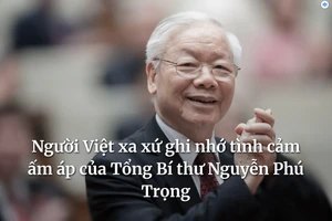 Ban lãnh đạo Hội người Việt Nam tại Vương quốc Anh (VAUK) viếng Tổng Bí thư Nguyễn Phú Trọng. (Ảnh: Phong Hà/TTXVN)