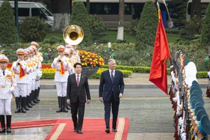Chủ tịch nước Lương Cường và Nhà vua Vương quốc Bỉ Philippe duyệt đội danh dự Quân đội nhân dân Việt Nam.
