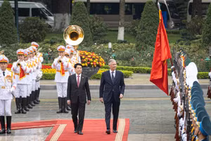 Chủ tịch nước Lương Cường và Nhà vua Vương quốc Bỉ Philippe duyệt đội danh dự Quân đội nhân dân Việt Nam.