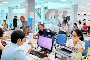 Công dân đến làm việc tại Trung tâm Phục vụ hành chính công tỉnh Quảng Ninh. (Ảnh QUANG THỌ)
