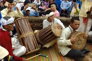 Biểu diễn trống paranưng trong một sự kiện văn hóa của đồng bào Chăm (Ảnh NX)