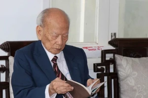 Thiếu tướng Huỳnh Đắc Hương ôn lại những kỷ niệm với Đại tướng, Tổng chỉ huy Khamtay Siphandone. (Ảnh: ĐOÀN HỮU TRUNG/TTXVN)