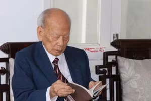 Thiếu tướng Huỳnh Đắc Hương ôn lại những kỷ niệm với Đại tướng, Tổng chỉ huy Khamtay Siphandone. (Ảnh: ĐOÀN HỮU TRUNG/TTXVN)