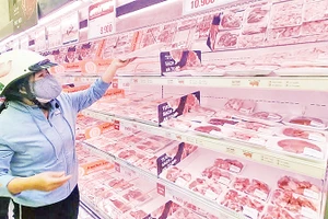 Khách hàng chọn mua thịt heo trong siêu thị tại Thành phố Hồ Chí Minh. (Ảnh THẾ ANH)