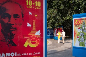 Thành phố Hà Nội trang hoàng nhân dịp kỷ niệm 70 năm Ngày Giải phóng Thủ đô. Ảnh: SƠN TÙNG