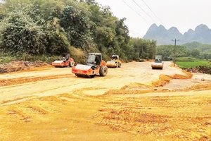 Các đơn vị thi công đang nỗ lực triển khai dự án đường liên kết vùng Hà Nội-Hòa Bình.