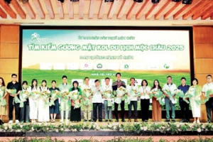 Lãnh đạo Hiệp hội Du lịch tỉnh và thị xã Mộc Châu tặng hoa. 