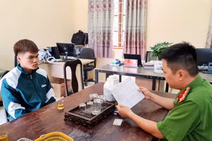 Cán bộ, chiến sĩ Công an xã Thượng Cường, huyện Chi Lăng hướng dẫn người dân làm thủ tục tạm trú, tạm vắng.