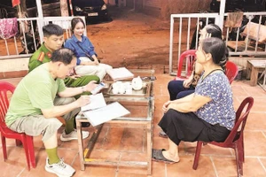 Công an phường Mai Dịch, quận Cầu Giấy hướng dẫn người dân Tổ dân phố số 5 gửi ý kiến sửa đổi, bổ sung một số điều của Hiến pháp năm 2013 qua ứng dụng VNeID.