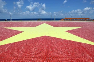 Cờ Tổ quốc bằng gốm ở đảo Trường Sa.