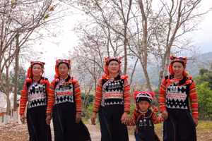 Phụ nữ và trẻ em dân tộc Hà Nhì trong trang phục truyền thống.