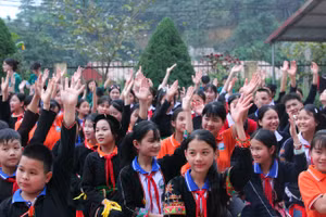 Các em học sinh Trường phổ thông Dân tộc nội trú trung học cơ sở huyện Yên Bình hào hứng tham gia chương trình.
