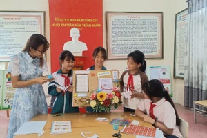 Cô giáo và các em học sinh ở Ninh Bình viết thư cho bộ đội hải quân.