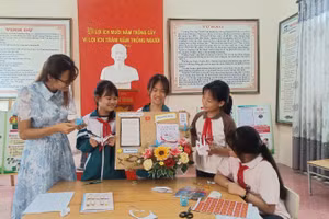 Cô giáo và các em học sinh ở Ninh Bình viết thư cho bộ đội hải quân.