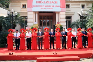 Lễ cắt băng khai mạc Triển lãm Sách. (Ảnh: QUANG THÁI)