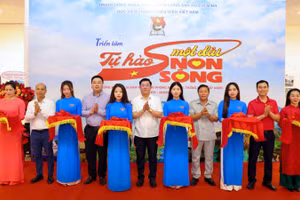 Lễ cắt băng khai mạc triển lãm "Tự hào một dải non sông".