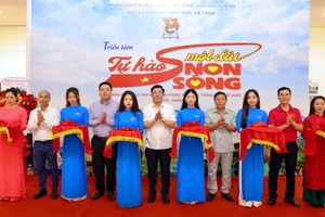 Lễ cắt băng khai mạc triển lãm "Tự hào một dải non sông".