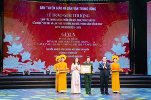 Đồng chí Nguyễn Trọng Nghĩa, Ủy viên Bộ Chính trị, Bí thư Trung ương Đảng, Trưởng Ban Tuyên giáo và Dân vận Trung ương trao giải A cho Điện ảnh Quân đội nhân dân.