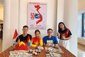Khách tham quan triển lãm chụp ảnh cùng các tác phẩm về tình yêu Tổ quốc.