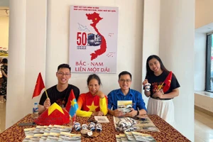 Khách tham quan triển lãm chụp ảnh cùng các tác phẩm về tình yêu Tổ quốc.