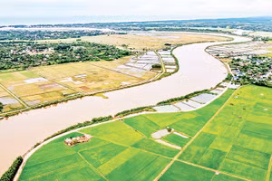 Sông Bến Hải uốn lượn mềm mại đoạn chảy qua các xã đồng bằng trù phú.