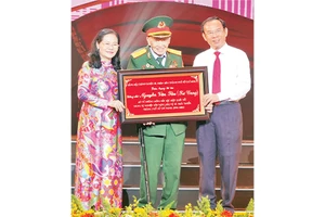 Đồng chí Nguyễn Văn Nên, Ủy viên Bộ Chính trị; Bí thư Thành ủy Thành phố Hồ Chí Minh trao bảng tôn vinh Đại tá, Anh hùng Lực lượng Vũ trang nhân dân Nguyễn Văn Tàu (Tư Cang).