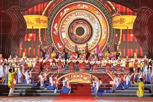 Biểu diễn nghệ thuật tại Festival Ninh Bình-Tràng An kết nối di sản.(Ảnh: THU CÚC) 