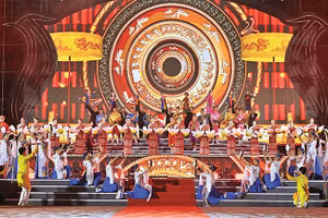 Biểu diễn nghệ thuật tại Festival Ninh Bình-Tràng An kết nối di sản.(Ảnh: THU CÚC) 