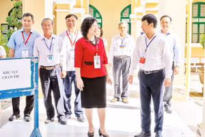 Lãnh đạo Bộ Giáo dục và Đào tạo kiểm tra công tác chấm thi tại tỉnh Tiền Giang. (Ảnh MAI MAI) 