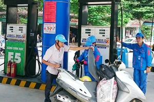 Người dân mua xăng dầu tại cửa hàng xăng dầu trên phố Thái Thịnh, quận Đống Đa, TP Hà Nội. 