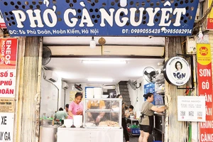 Quán phở gà Nguyệt ở phố Phủ Doãn, quận Hoàn Kiếm nổi tiếng thơm ngon.
