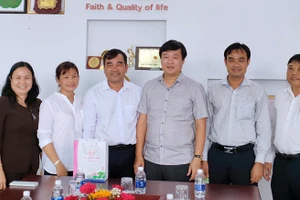 Đồng chí Lê Quốc Phong, Ủy viên Trung ương Đảng, Bí thư tỉnh ủy Đồng Tháp (người đứng thứ ba từ phải sang trái) thăm doanh nghiệp ở huyện Tháp Mười.