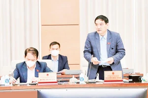 Chủ nhiệm Ủy ban Văn hóa, Giáo dục của Quốc hội Nguyễn Đắc Vinh phát biểu về việc bổ sung quy định cụ thể hơn về trách nhiệm, biện pháp tăng cường quản lý, ngăn chặn, xử lý vi phạm đối với tổ chức, cá nhân phổ biến phim trên không gian mạng. 