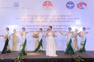 Tiết mục văn nghệ tại lễ kỷ niệm tổ chức ở Hà Nội.