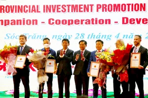 Lãnh đạo tỉnh Sóc Trăng trao giấy phép cho các dự án đầu tư ký kết năm 2022.